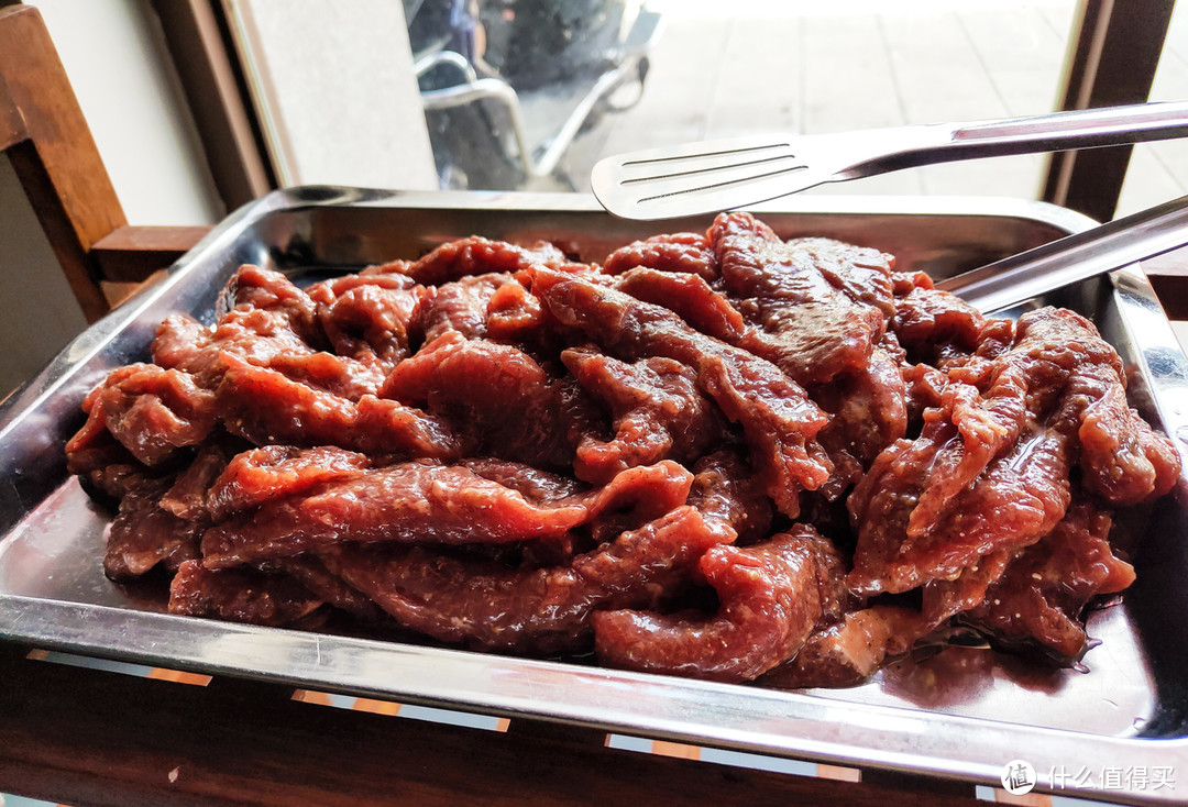 新鲜大块牛肉，煮熟后配了刀叉食用，过瘾~