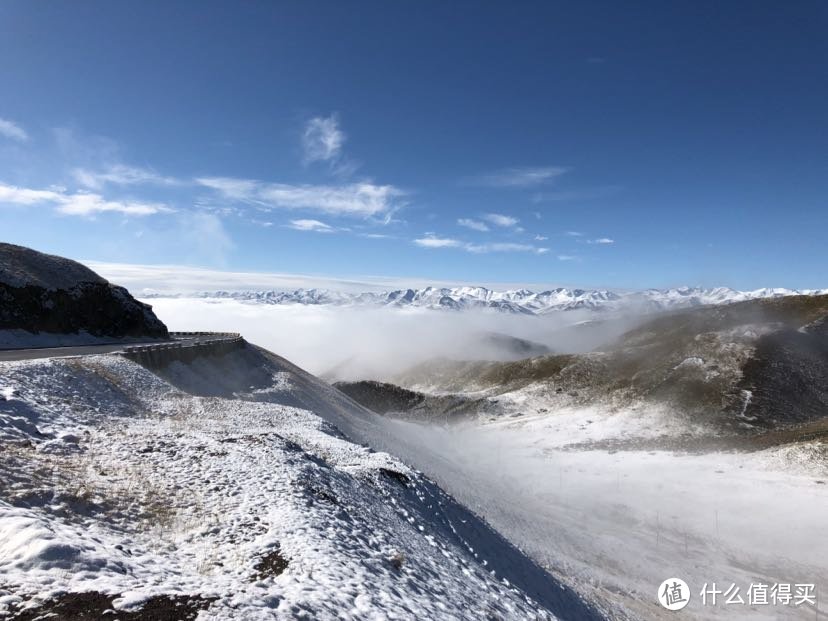 云海茫茫雪山巍峨