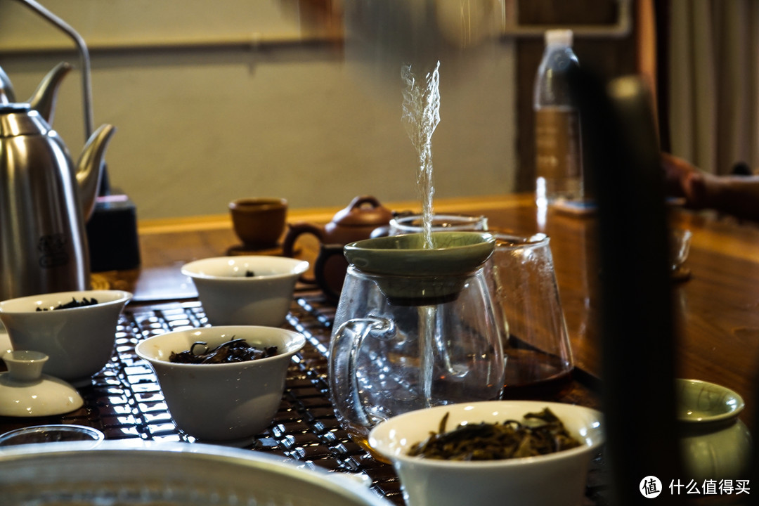 活动结束后惯例来到茶室喝茶，老板很热情，品尝了米香茶、生普、熟普等等好多种
