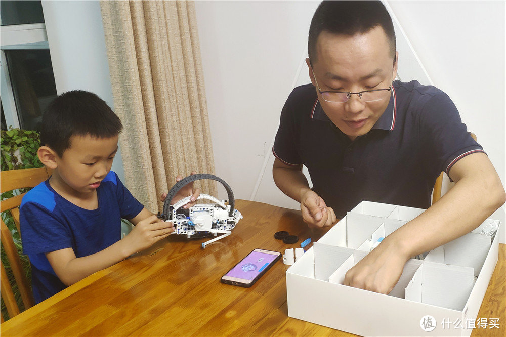 ONEBOT积木机器人反履机甲体验：大孩子和小孩子共同的快乐时间