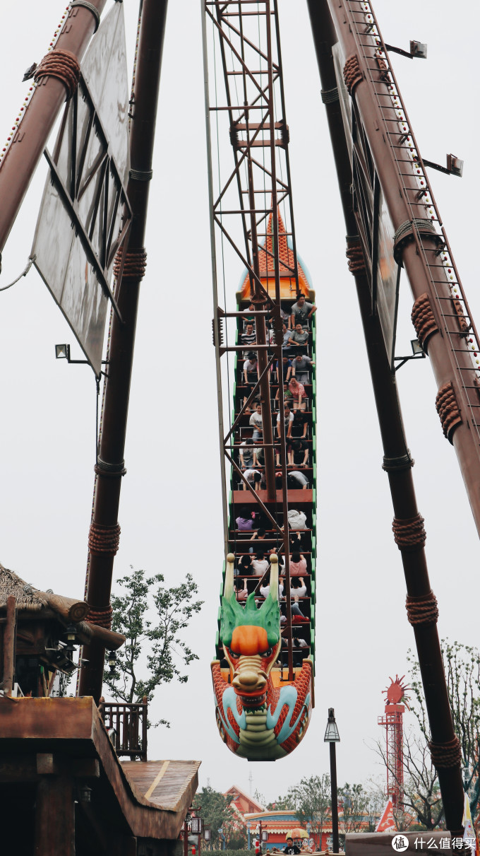 米,时速最高每小时118km,属于悬挂式的过山车(和倒挂的那种不一样),从