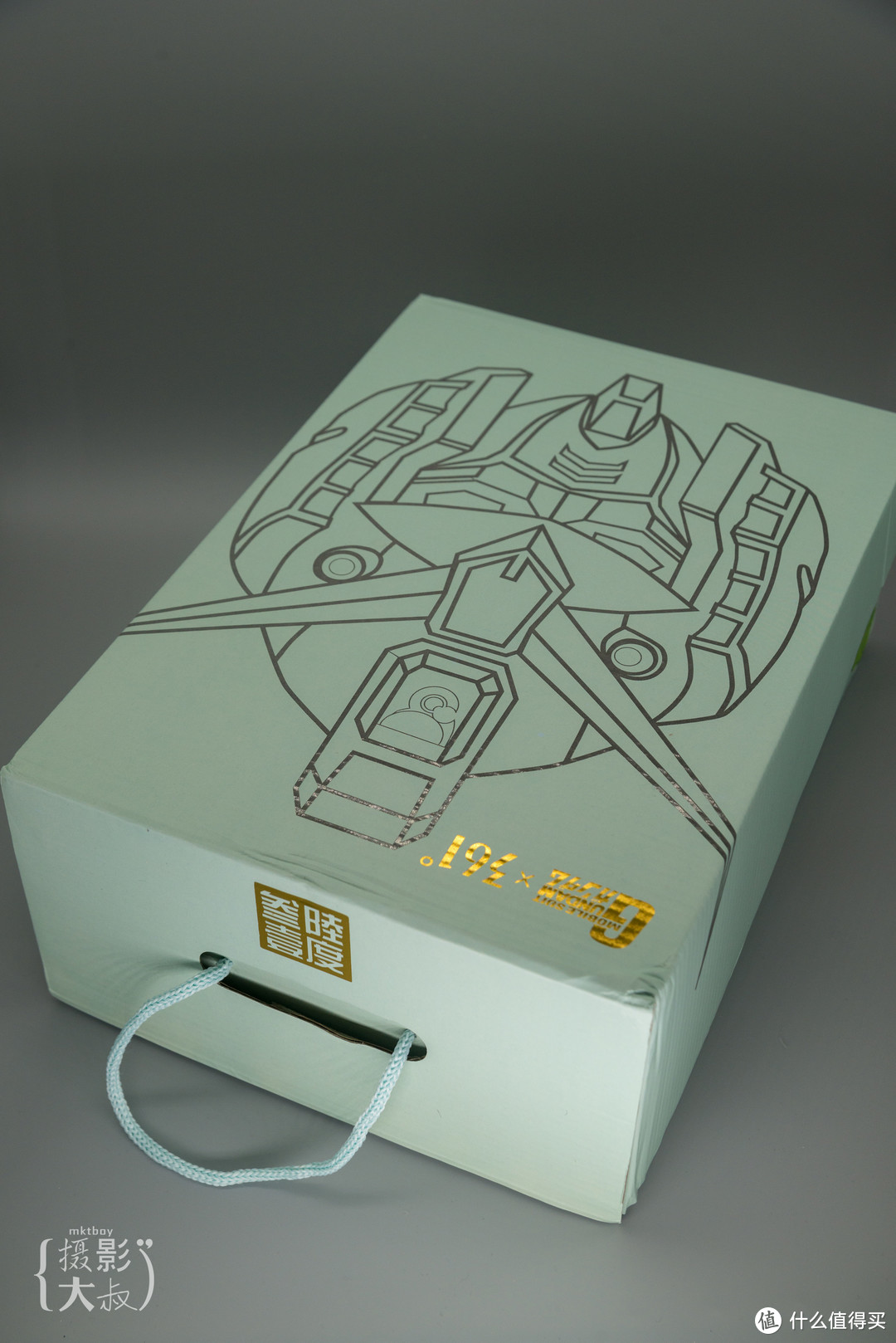 鞋盒顶测，是金色的中文繁体字三六一度，还贴心地设计了一个把手