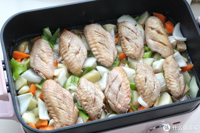 鸡翅蔬菜一锅焖，鲜嫩入味有营养，简单三步就上桌，好吃到吮手指