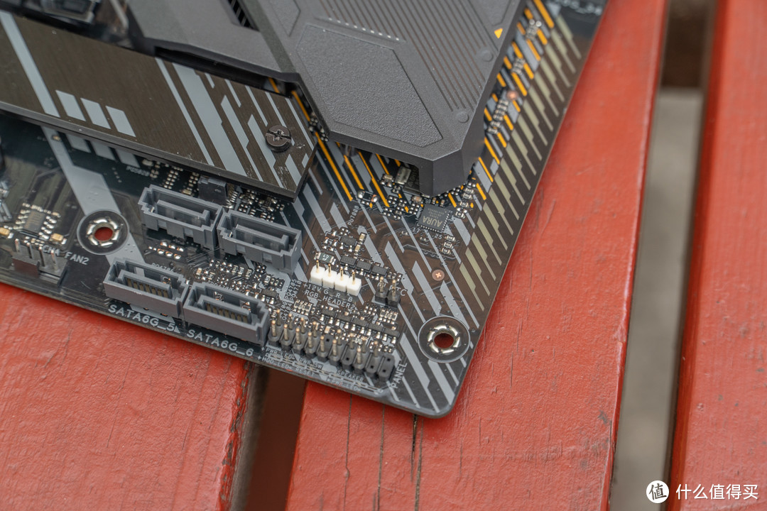 图中白色的4PIN接针是常见的12V RGB的接口，在其旁边是CLR BIOS重置接针，必要的时候通过用金属短接这个接针来重置BIOS设置