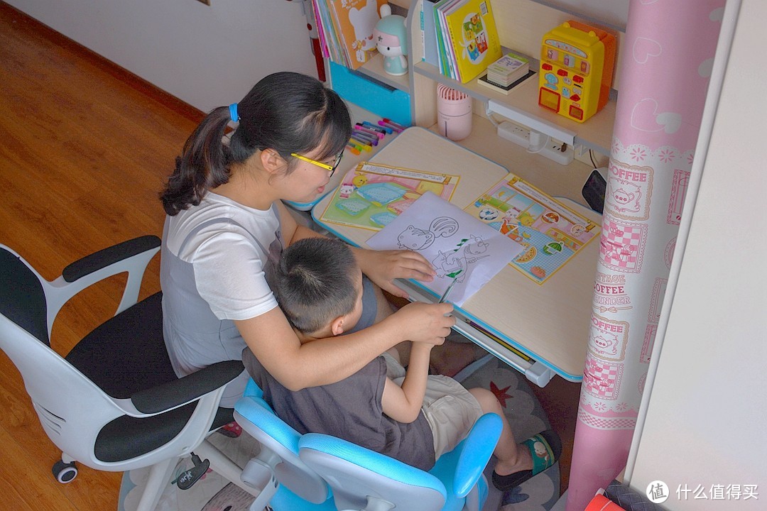 习惯要从小培养，黑白调学习时光 HZH020024US 升降儿童桌椅套装体验