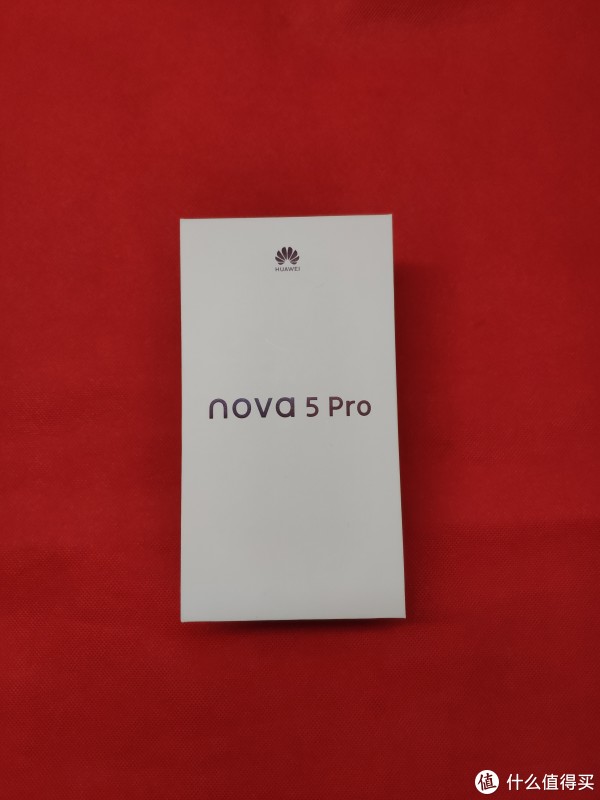 外观就是白色盒子上一个渐变烫彩银的logo