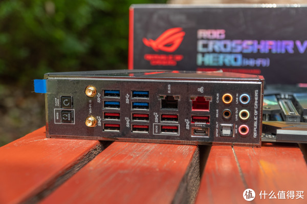 I/O接口布满了整个区域，除开“一键清除CMOS”“BIOS Flashback”按键外还有WI-FI6，USB 3.2 Gen1(USB 3.0 蓝色)*4，USB 3.2 Gen2(USB 3.1 GEN2 红色)*8（其中一个为TYPEC），并且支持双网卡和光纤音频。
