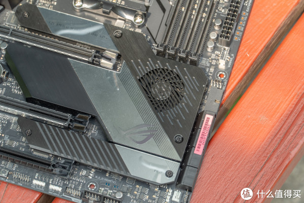X570芯片组独特的南桥风扇也说明了它的身份