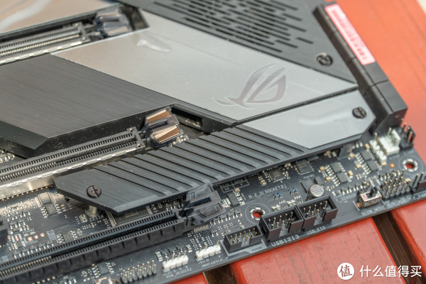 南桥散热片的下方就是C8H第二个M.2接口，同样支持PCIe4.0的SSD，也配有一个和整体风格非常匹配的散热片。