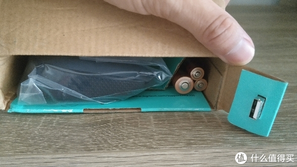 打开包装，鼠标用塑料袋包着，右边三粒电池，5号电池是鼠标的，另外2粒7号电池则是键盘的，接收器则插在右边的孔上。