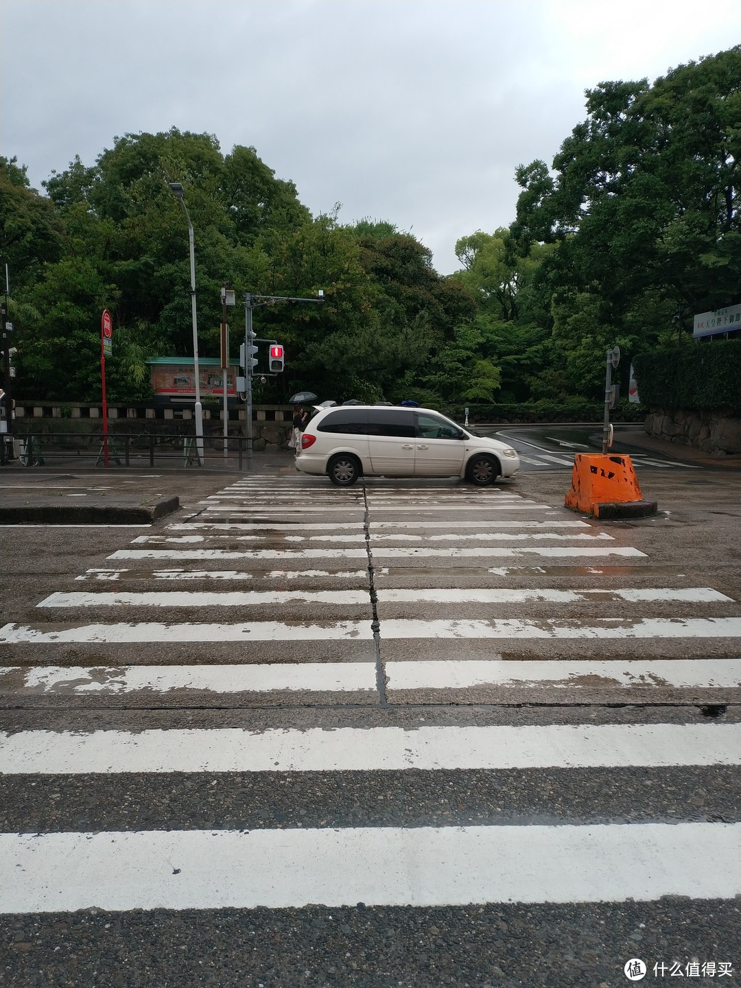  出了站往前走一点，过了人行道就是热田神宫了。