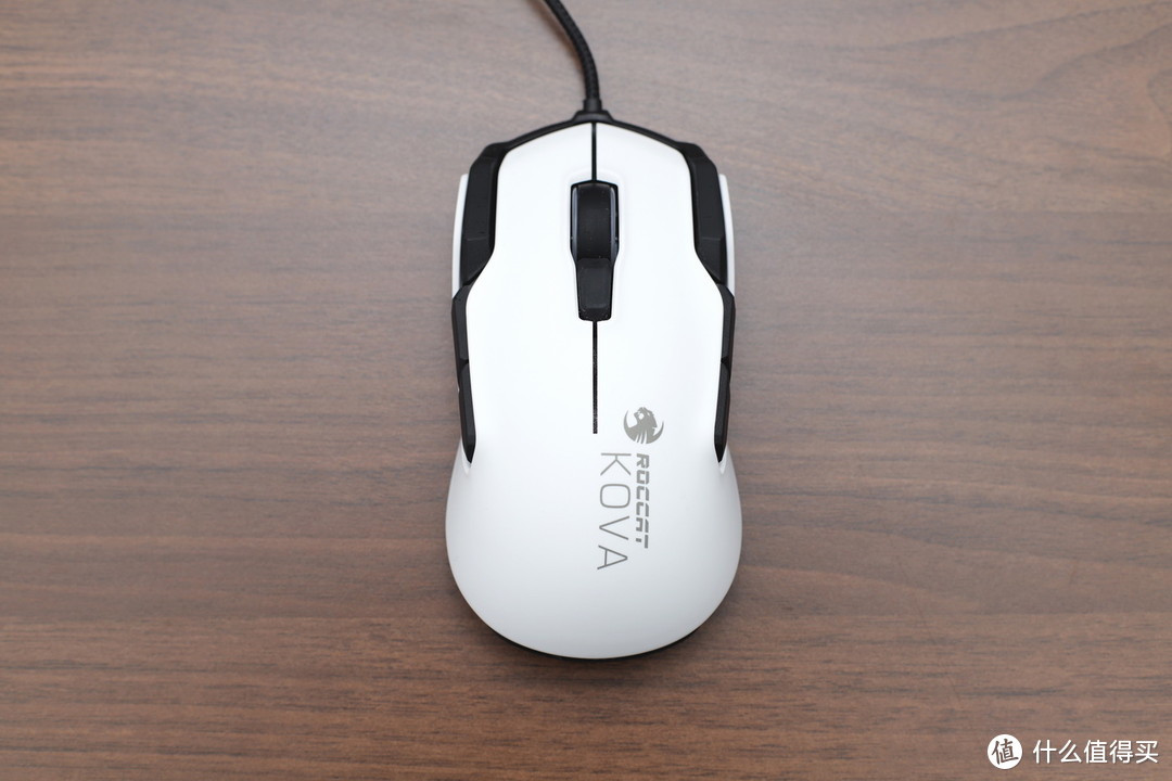 鼠标为左右对称设计+一体式按键上盖，前端功能密集且设计硬朗，尾部追求手感则相对圆润。
