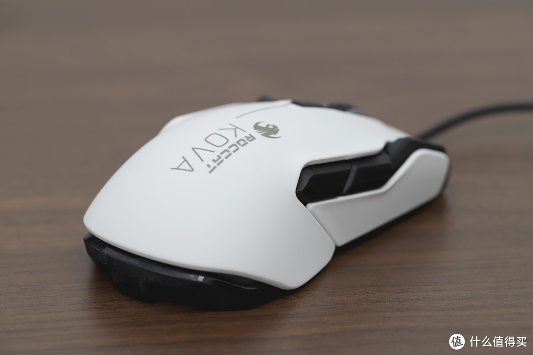 AIMO为主打背光系列，但鼠标背部LOGO呈现方式选择的是丝印，而不是大面积镂空发光，其实这样更适合KOVA这种机甲感比较强的外形设计，它并不是科幻风格的设计。