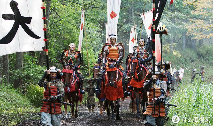 真田家从真田幸村的爷爷真田幸隆一代出仕武田家。真田幸村的父亲真田昌幸（又名真田安房守，武藤喜兵卫）是真田幸隆三子。在长篠之战中真田昌幸的两位兄长战死，真田昌幸继承了家督的身份。