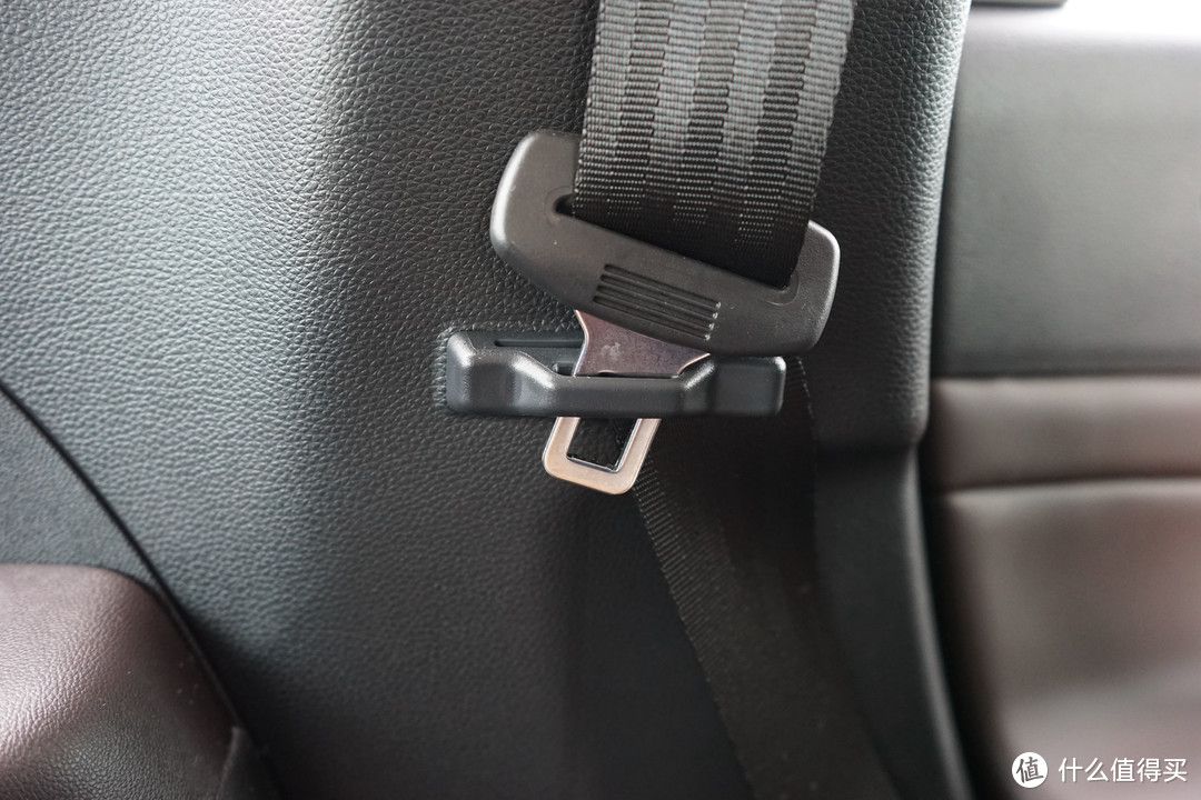 每个安全带扣都有锁定设计