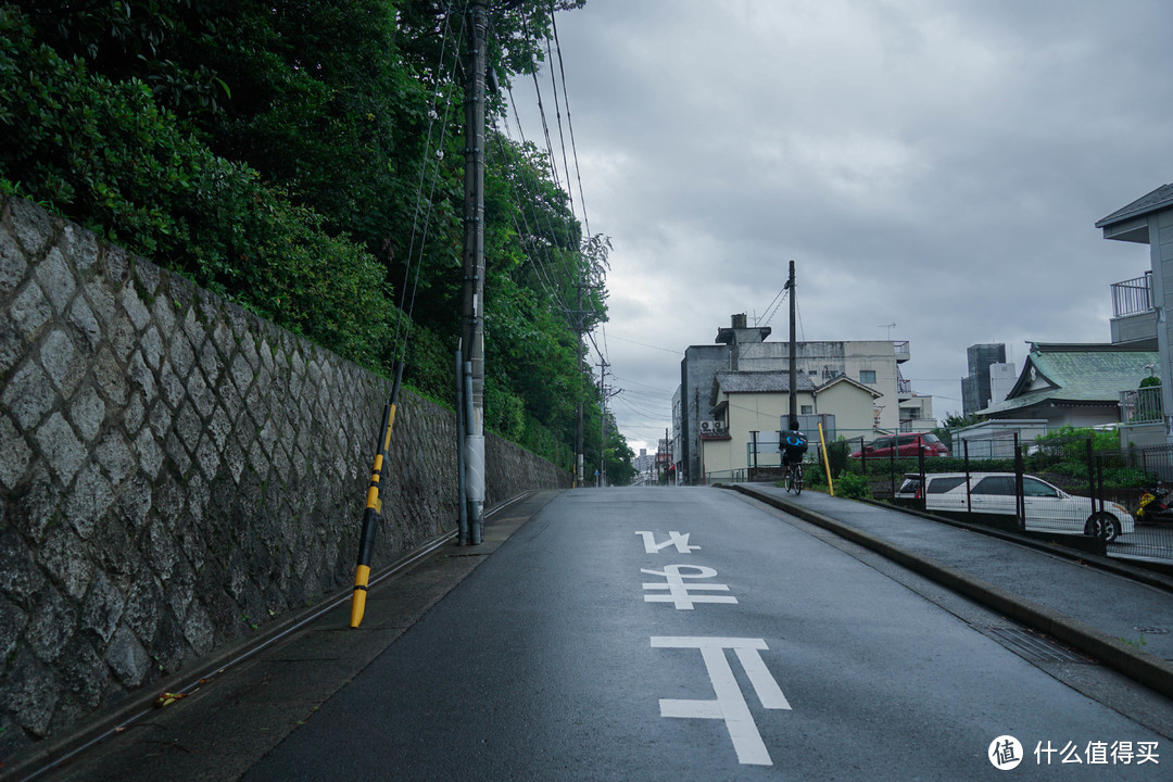  从热田神宫出来，往蓬莱轩走的路上看到一个很好看的上坡，我跟老王在这边拍了半天。这是她相机拍的