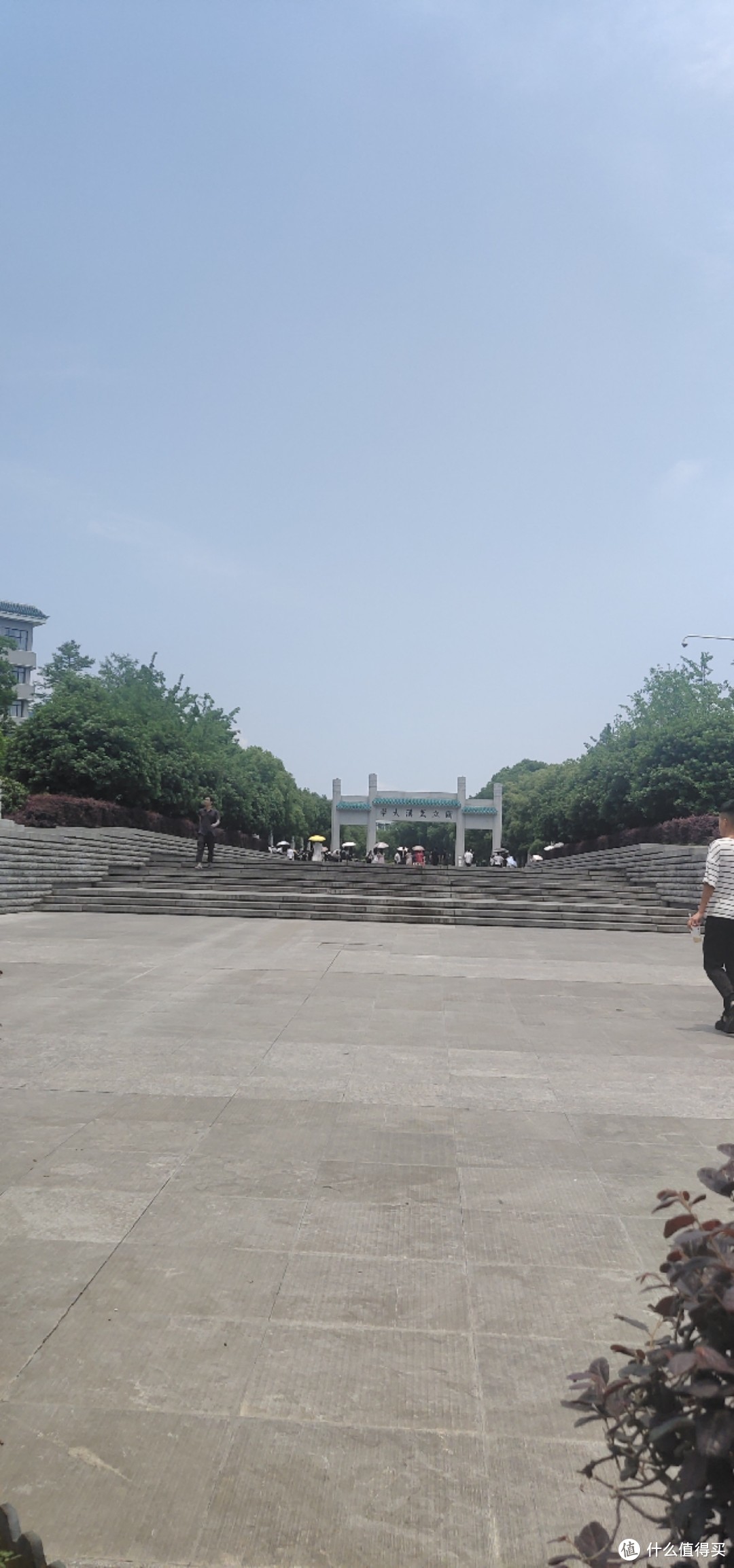 这个是珞珈路上的武汉大学门口牌坊