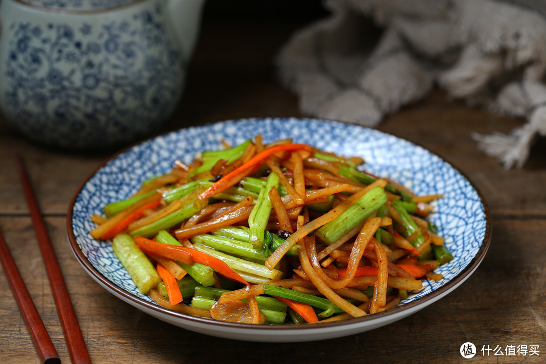 夏天这道菜在我家出镜率很高，脆嫩爽口倍儿下饭，比吃肉健康多了