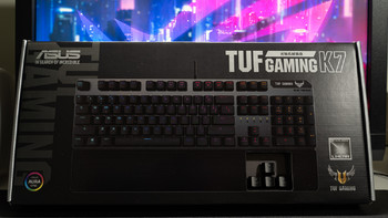 华硕 TUF GAMING 电竞特工 K7 RGB机械键盘外观展示(键帽|logo|面板|腕托|指示灯)