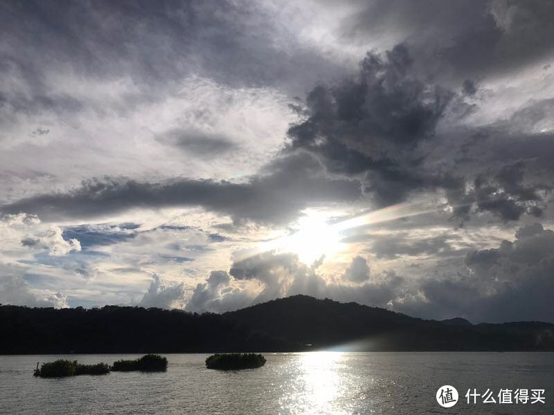 刚下过雨云还没散去