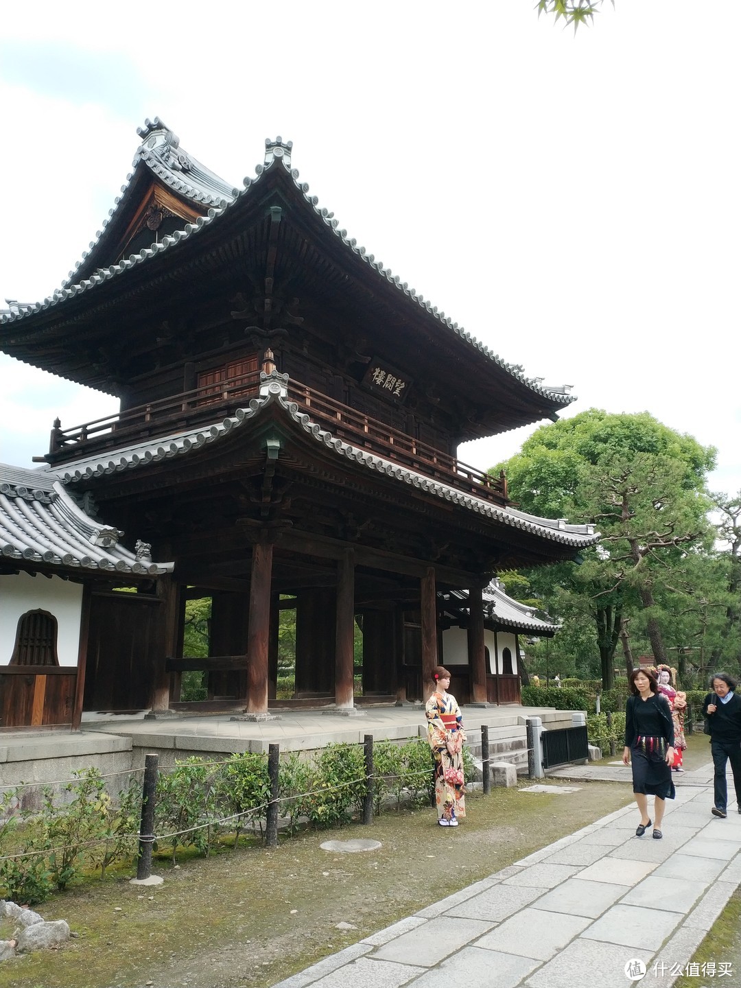 准备去觅食了，京都的第一餐中饭是打算去吃叙叙苑的和牛烤肉的，在四条新京极附近，路过建仁寺，进去随意逛逛，看到了在拍照的和服女孩和艺伎。