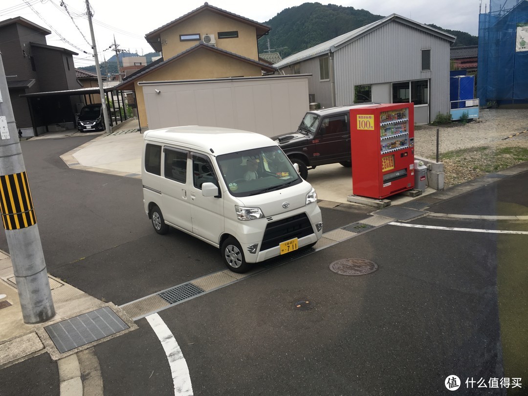 图中是送孩子上学的日本妇女，堵车了，