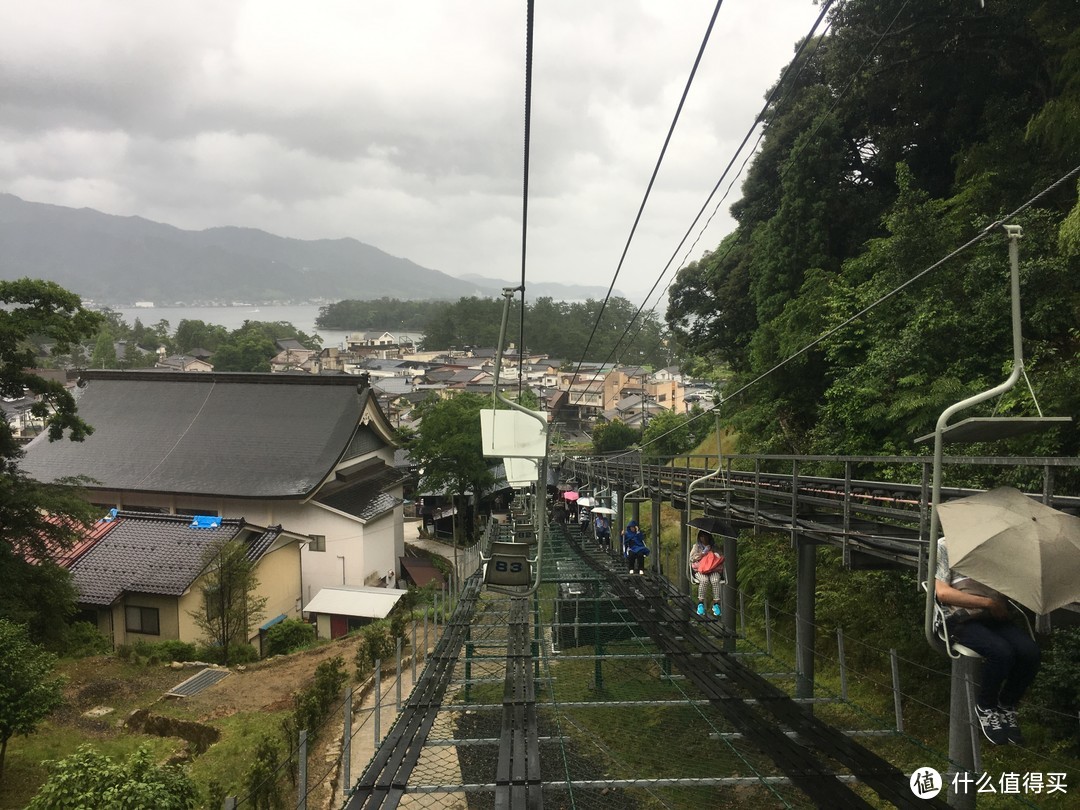 下山时依然下雨，让妻子和孩子坐车厢式缆车下山，我坐露天椅子这种下山，旁边上山的人多起来，有个上山的日本老太不知道和我说什么（把我当成日本人了？），我只挤出来一句“ありがとう”