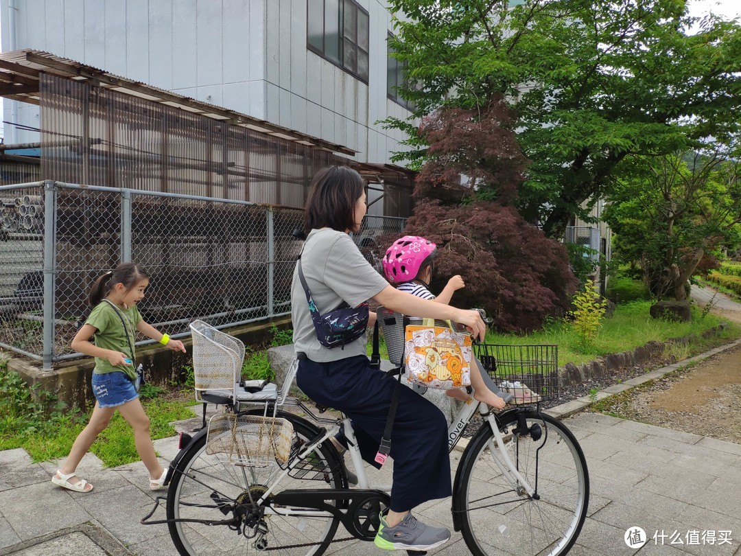 沿铁路旁的小路，这就是所谓的日本家庭主妇了吧，妈妈骑车带着孩子（前面有个儿童座位）大一点的孩子跟在后面推车跑着玩，（怎么好像日剧里的场景）