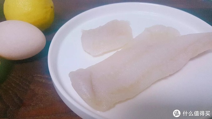 美味诱人的鳕鱼柳，挤些柠檬汁烹饪，馋得让人流口水