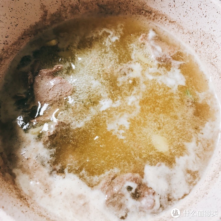 宝宝辅食之猪肝芹菜泥：双倍补铁远离缺铁性贫血，七月以上宝宝就能吃