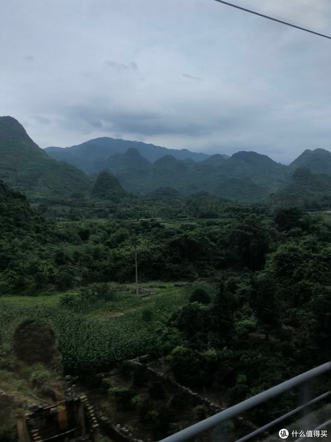 高铁上开始看到了美丽的风景，喀斯特地貌对吧