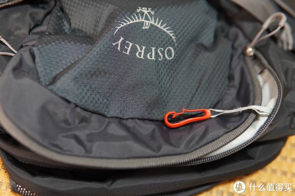 里面一个骚红钥匙扣 做工感觉一般