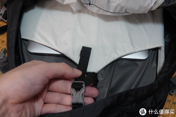 电脑层上面又卡扣 应该是防盗设计？