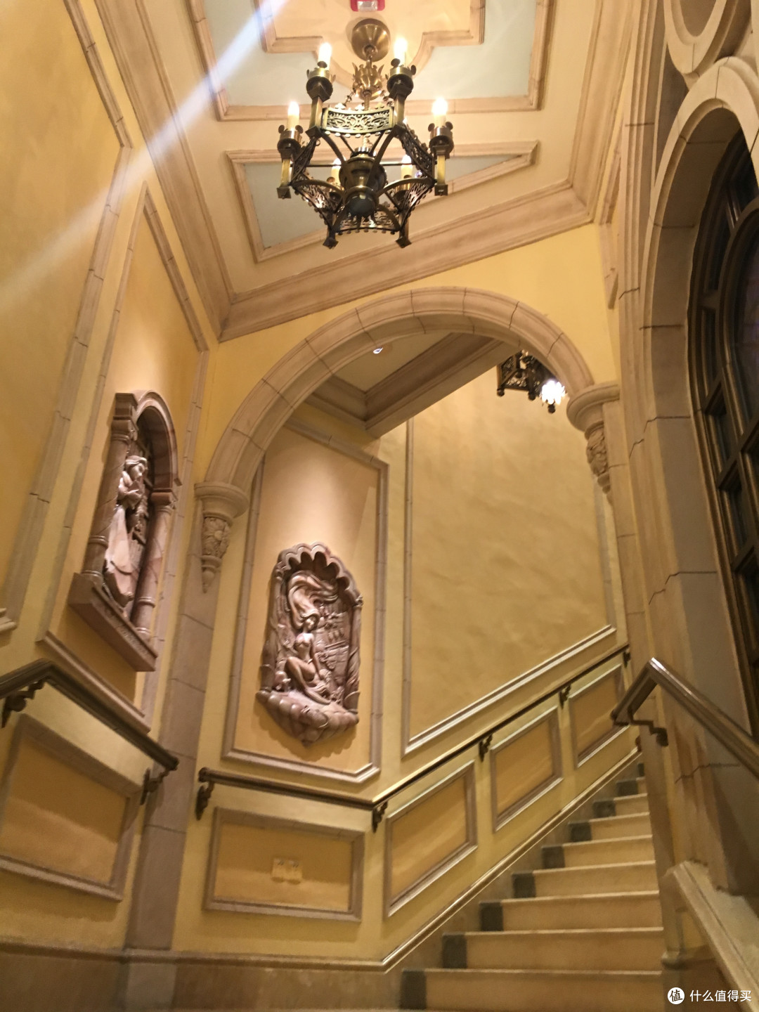 城堡内部,浮雕是迪士尼公主.