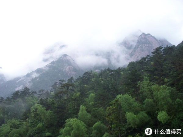 山脚下雨