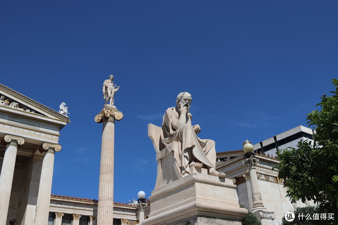 柏拉图和身后阿波罗的雕像