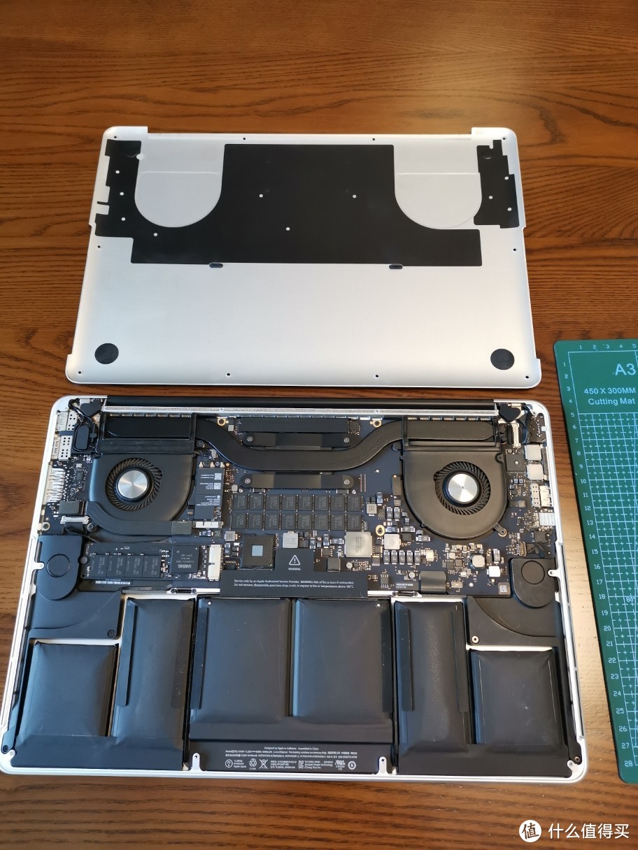打开后盖的 Macbook Pro