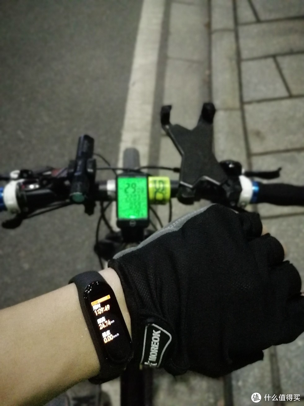 健康生活出行，运动骑车必备品——小米手环4 NFC版，让你更好认识自己的身体状态
