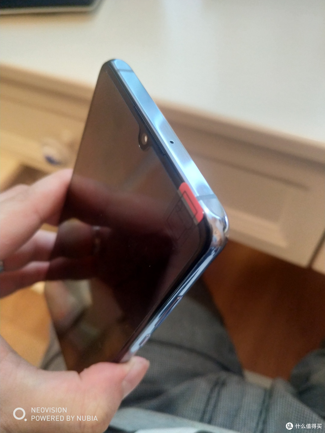 顶部听筒和前摄前摄一个条形的听筒看到这里,我想你对手机的外观,质感