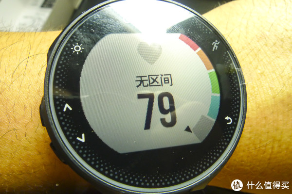 这个也是实时更新的。进入不同区间，汉字介绍不一样。在130-150之间都是燃烧脂肪。在130以下是热身。再150以上就是强化心肺。都是时时提醒的。是一个比较好的教练。