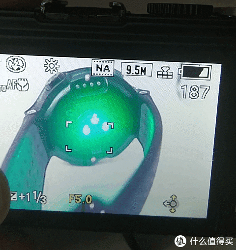 透过相机的显示器可以看到，有三个小圆点在移动。应该就是测心率的过程。