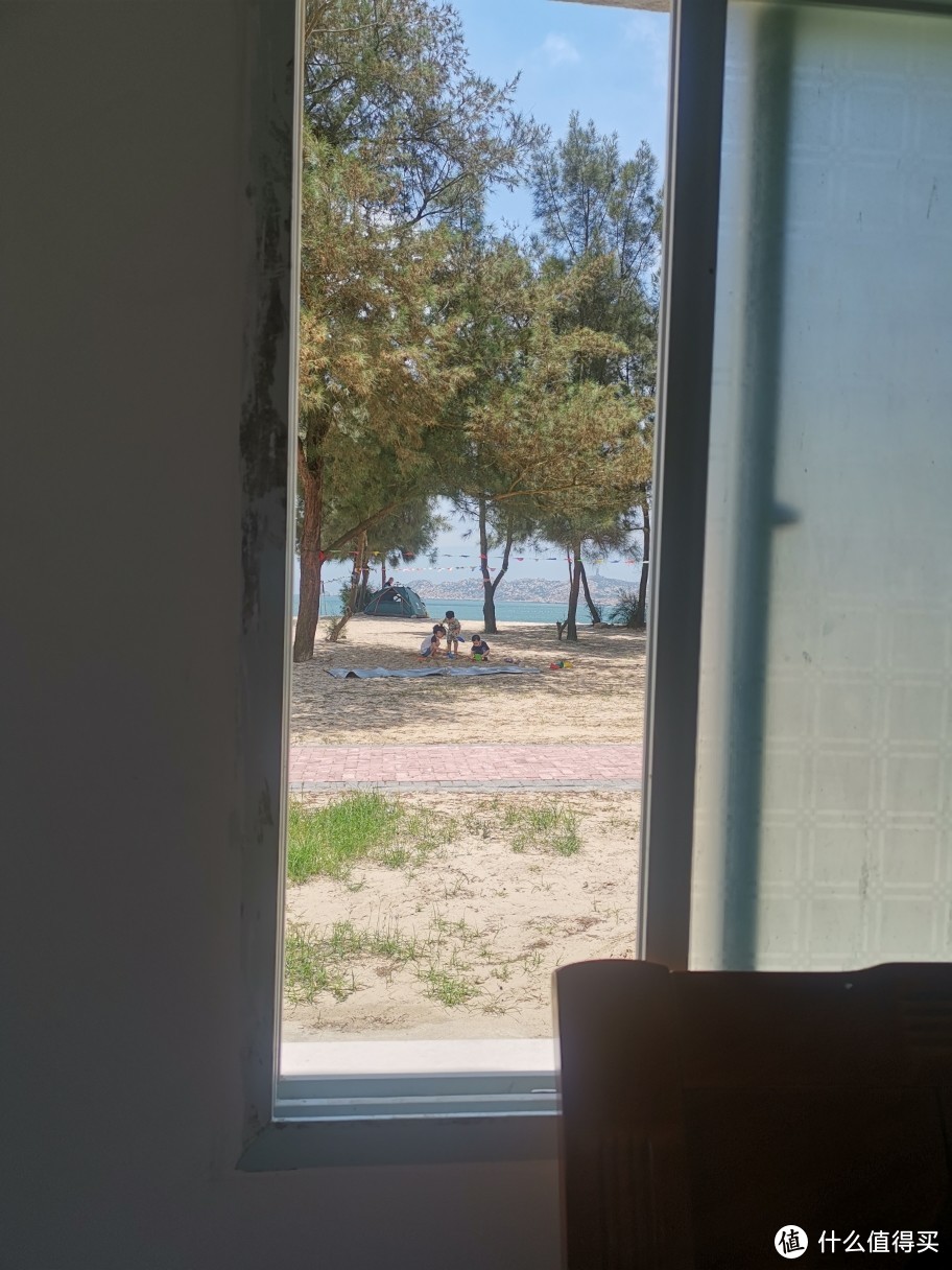 在朋友住的那间，开窗就能看到孩子们在沙滩上玩耍。