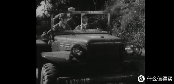 “ 美国大老板又给了批新的，回去就换”。电影《奇袭》中，志愿军侦察兵智取中吉普，顺利过卡
