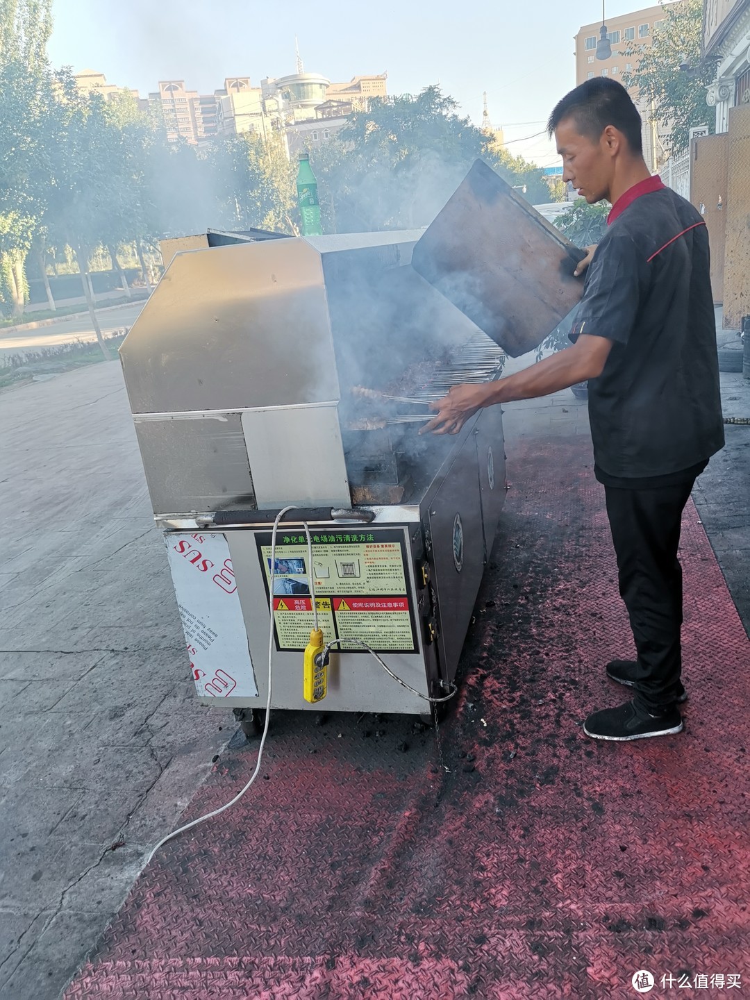 外面的烤肉作业