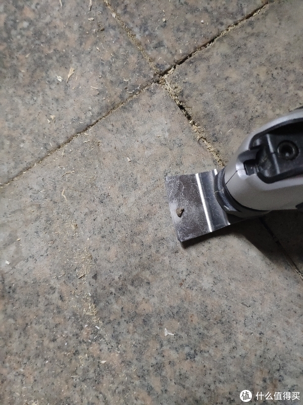 装修的时候有墙壁或者地面有脏的水泥块，用这把铲刀比较趁手，铲除一切不平。