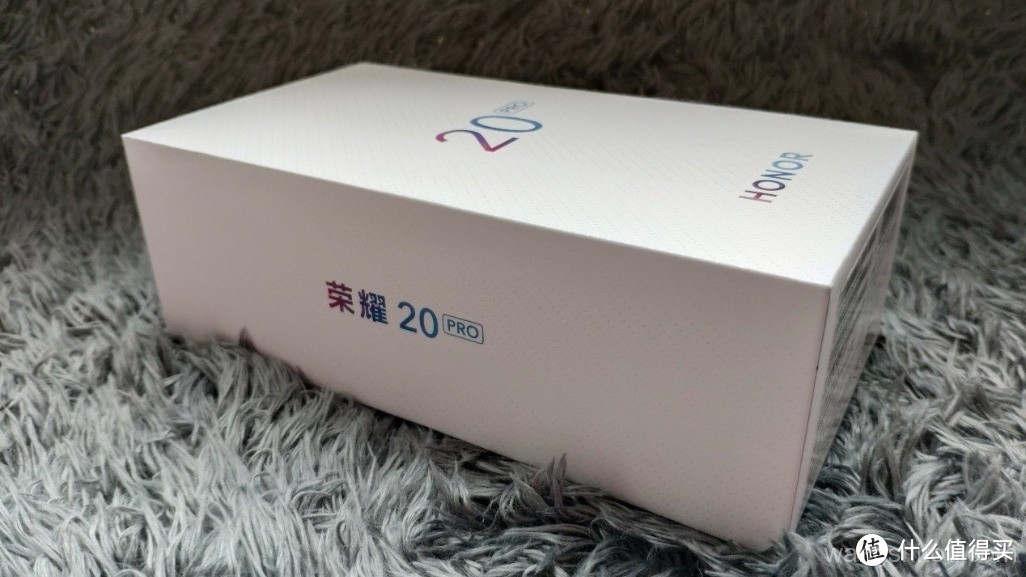 荣耀20 Pro开箱：个性鲜明，时尚与潮流的全新尝试！