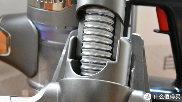 电动地刷和延伸管的连接处采用了带金属弹簧的透明软管结构。可以任意方向转动