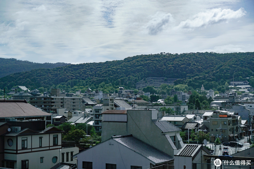 酒店的窗外，京都的房子都不高，风景很好，虽然看不到鸭川，也算山景房吧。