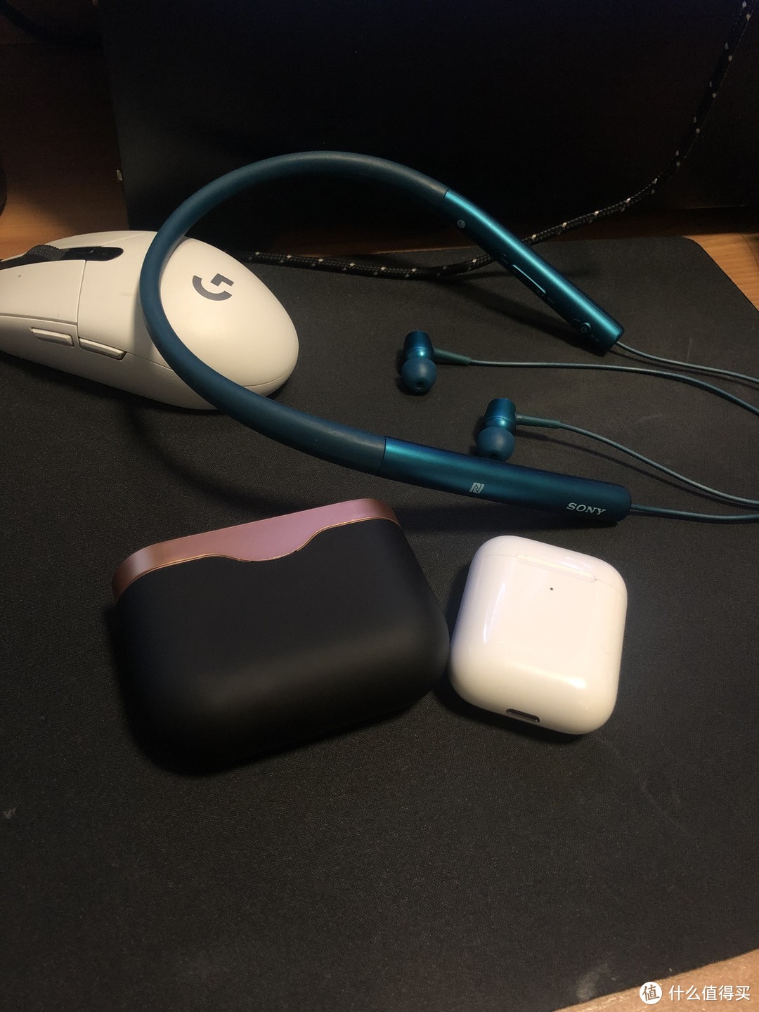 进行对比的耳机MDR-EX750BT和女王的AirPods