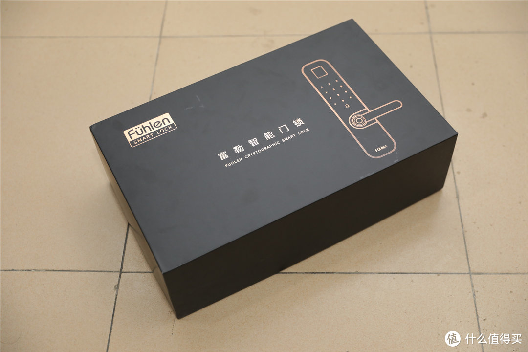 外包装是黑色的盒子,上面用烫金字体标出了产品型号和品牌.